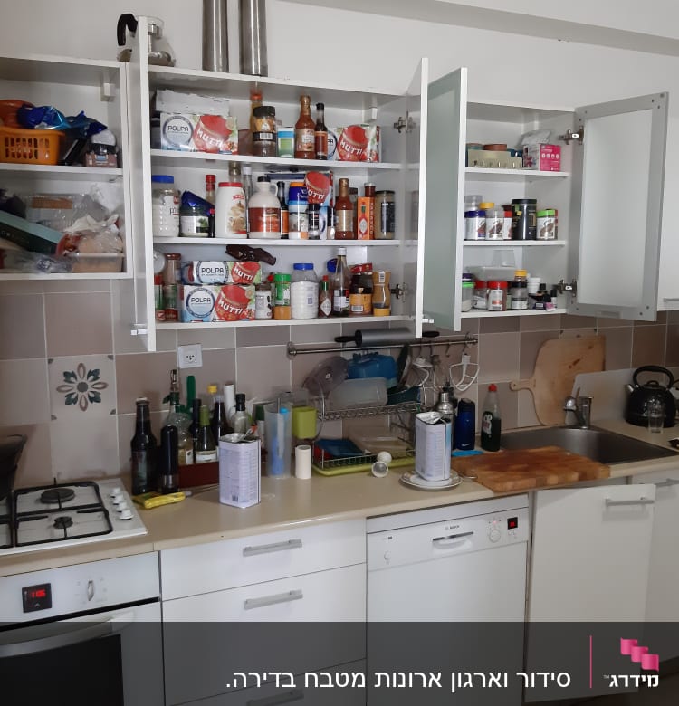 מטבח עם ארונות פתוחים מלאים במצרכים וכלים